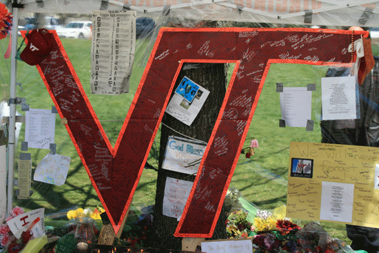 지난 2007년 4월 버지니아 공대 캠퍼스의 잔디광장에 설치된 추모판들은 희생자들을 애도하는 글들로 가득 차 있었다